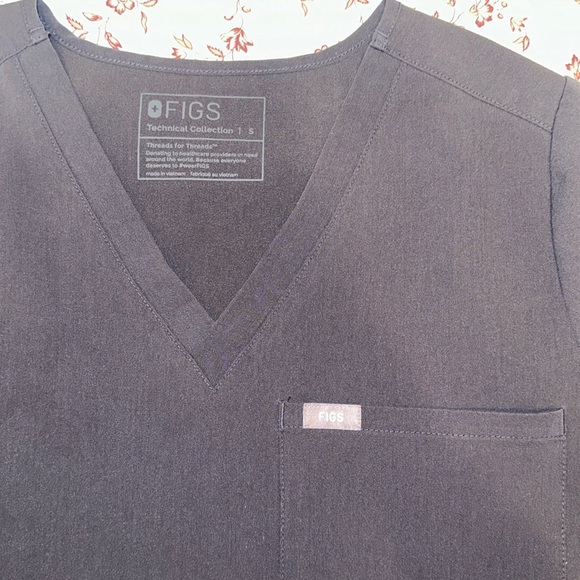 FIGS Charcoal Catarina™ - One-Pocket Scrub Top - Picture 5 of 7